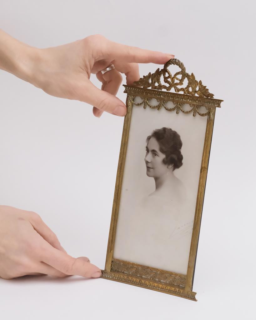 Элегантная латунная рамка для фото, рубеж XIX-XX веков