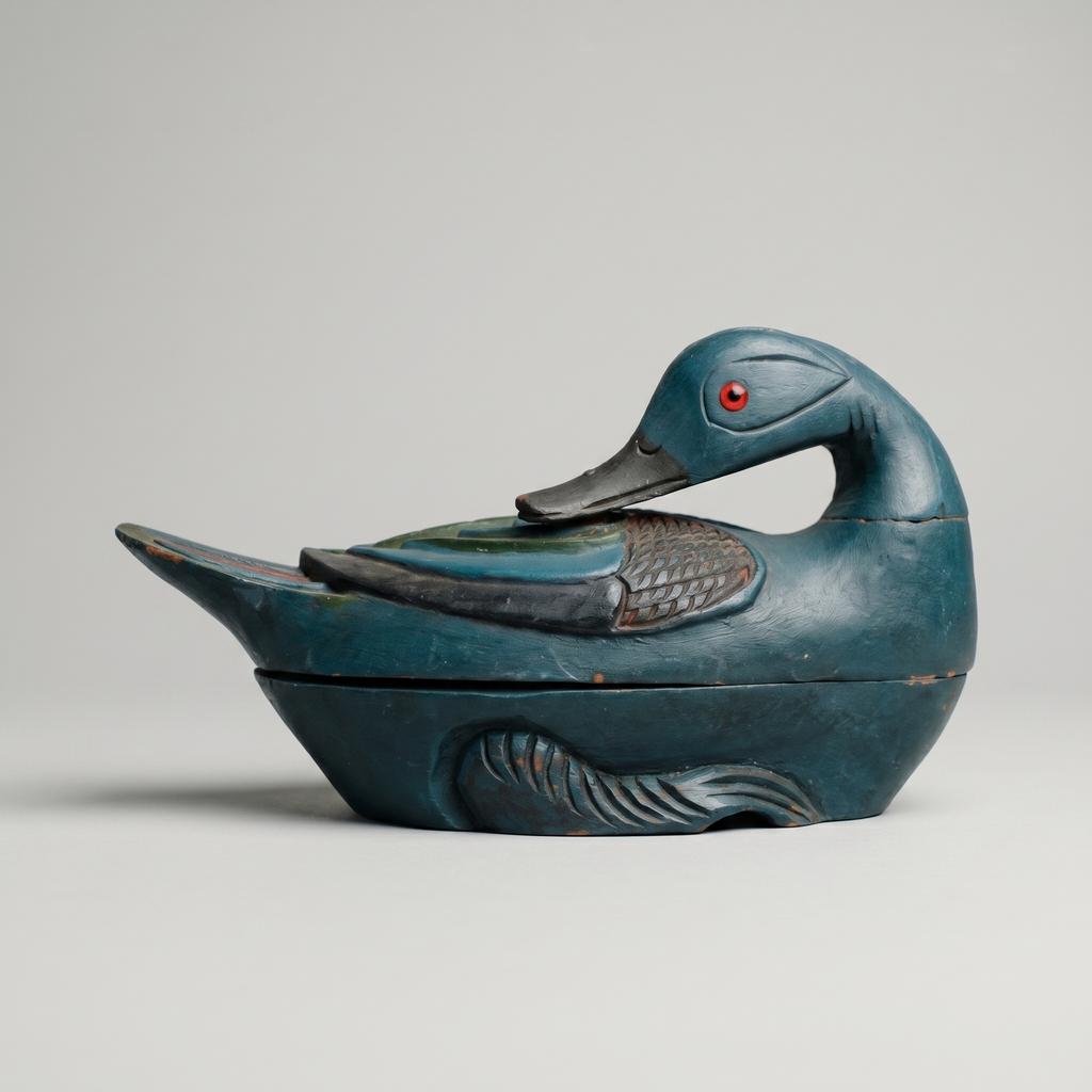 Шкатулка деревянная резная в виде утки