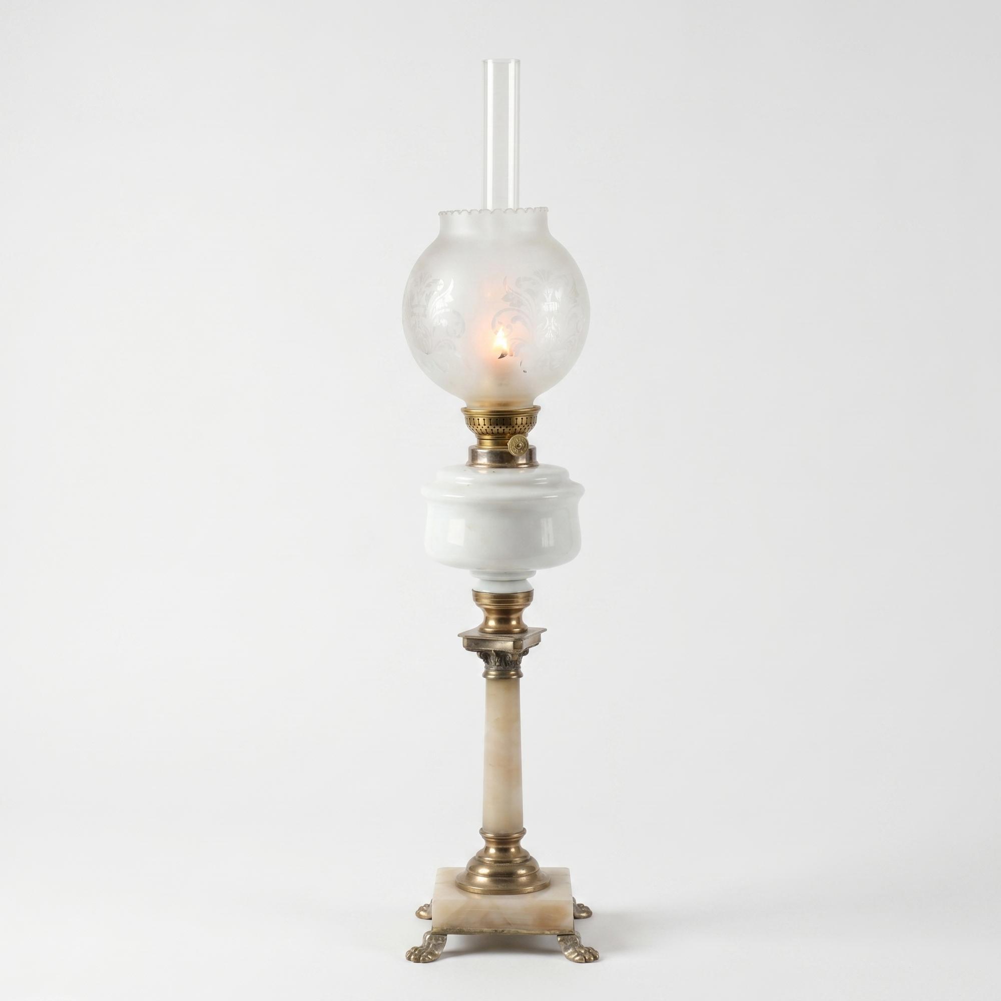 Старинная керосиновая лампа с плафоном и львиными лапками