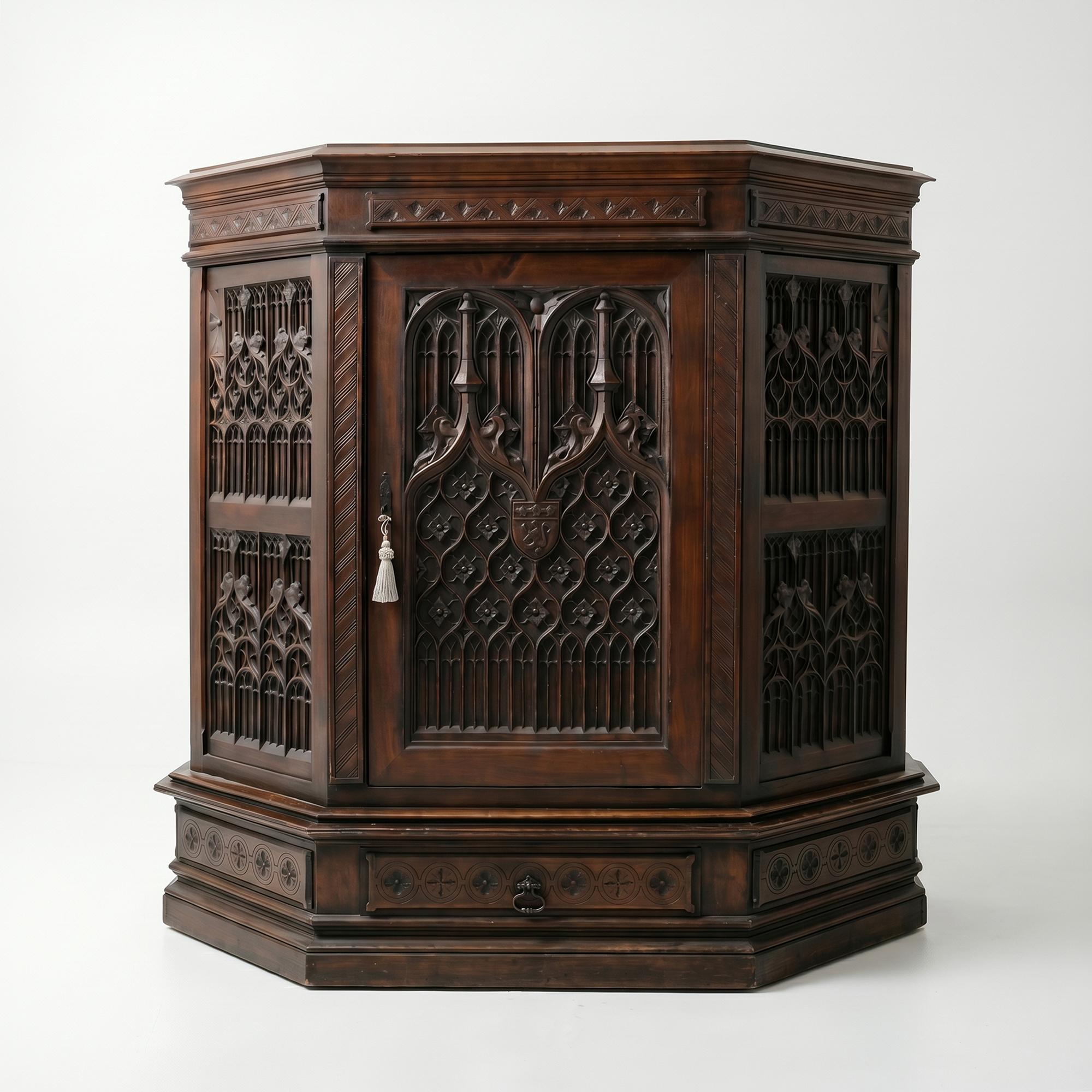 Старинный комод в готическом стиле конца XIX века