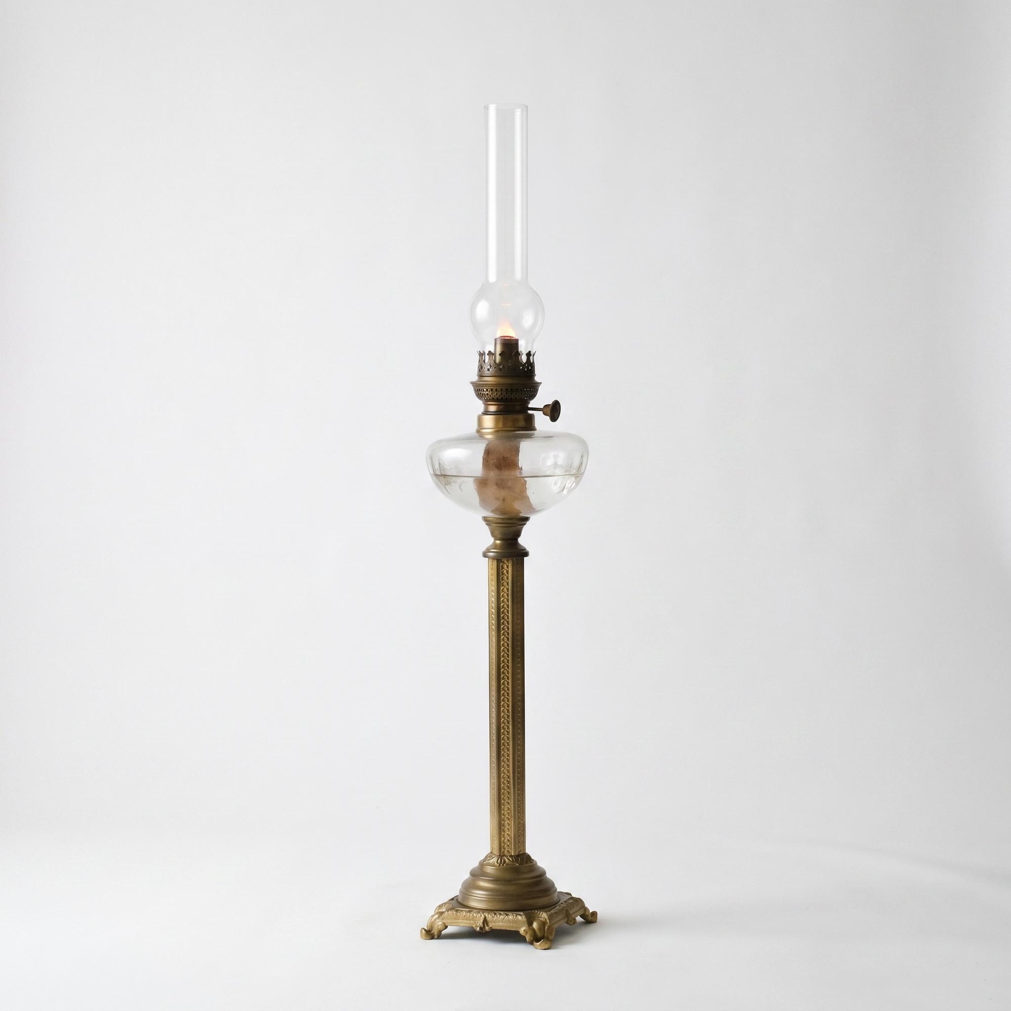 Русская керосиновая лампа конца XIX века.