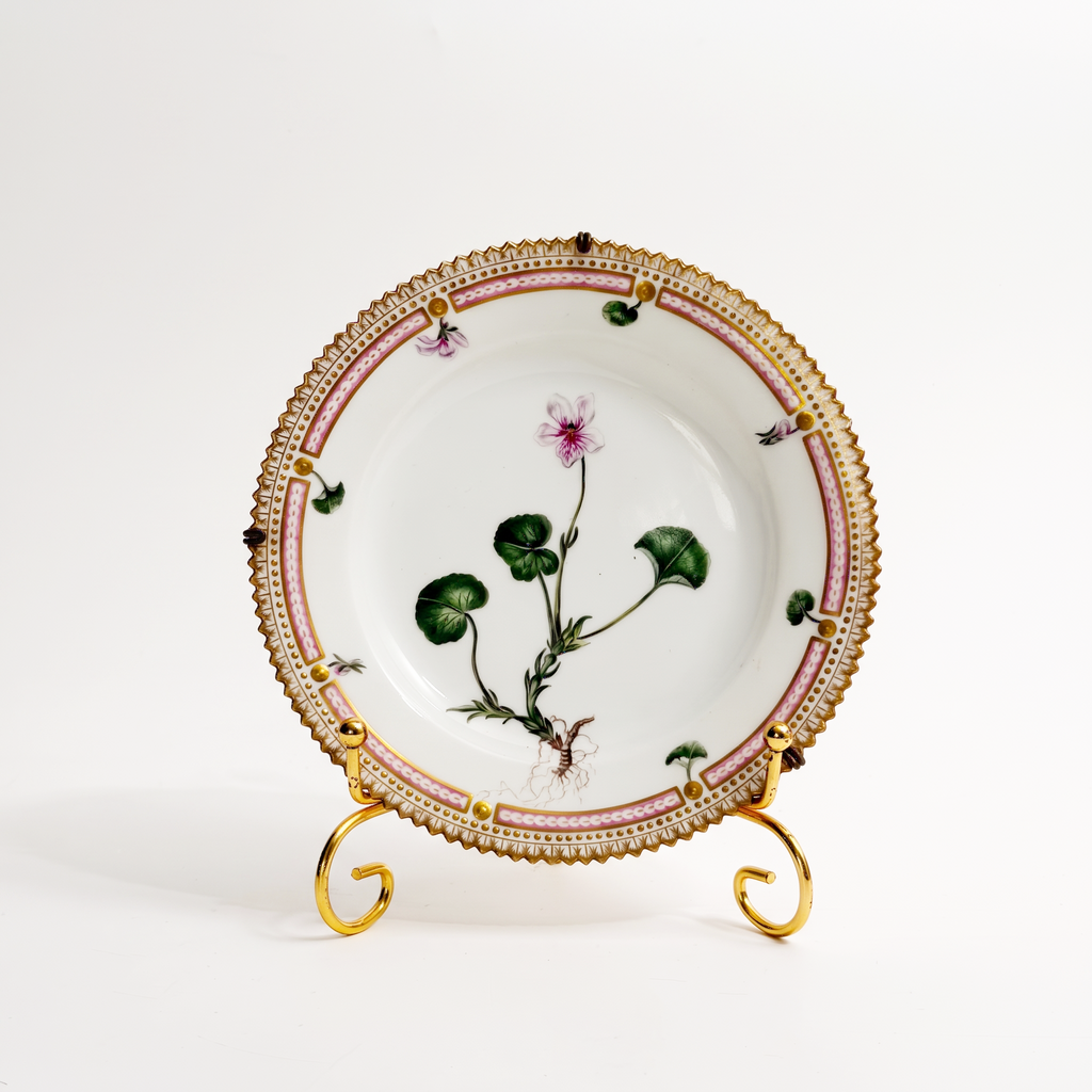 Декоративная тарелка с изображением viola palustris l., середина XIX века