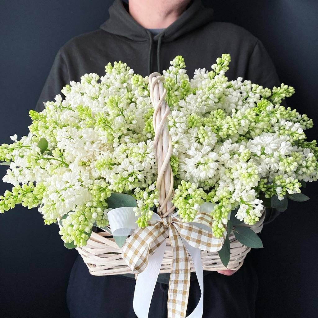 Корзина с белой сиренью