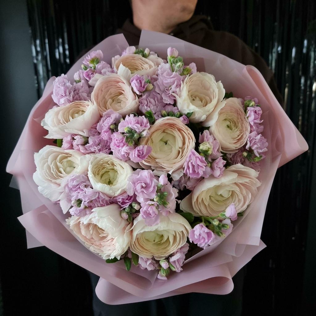 ранункулюсы с розовой маттиолой