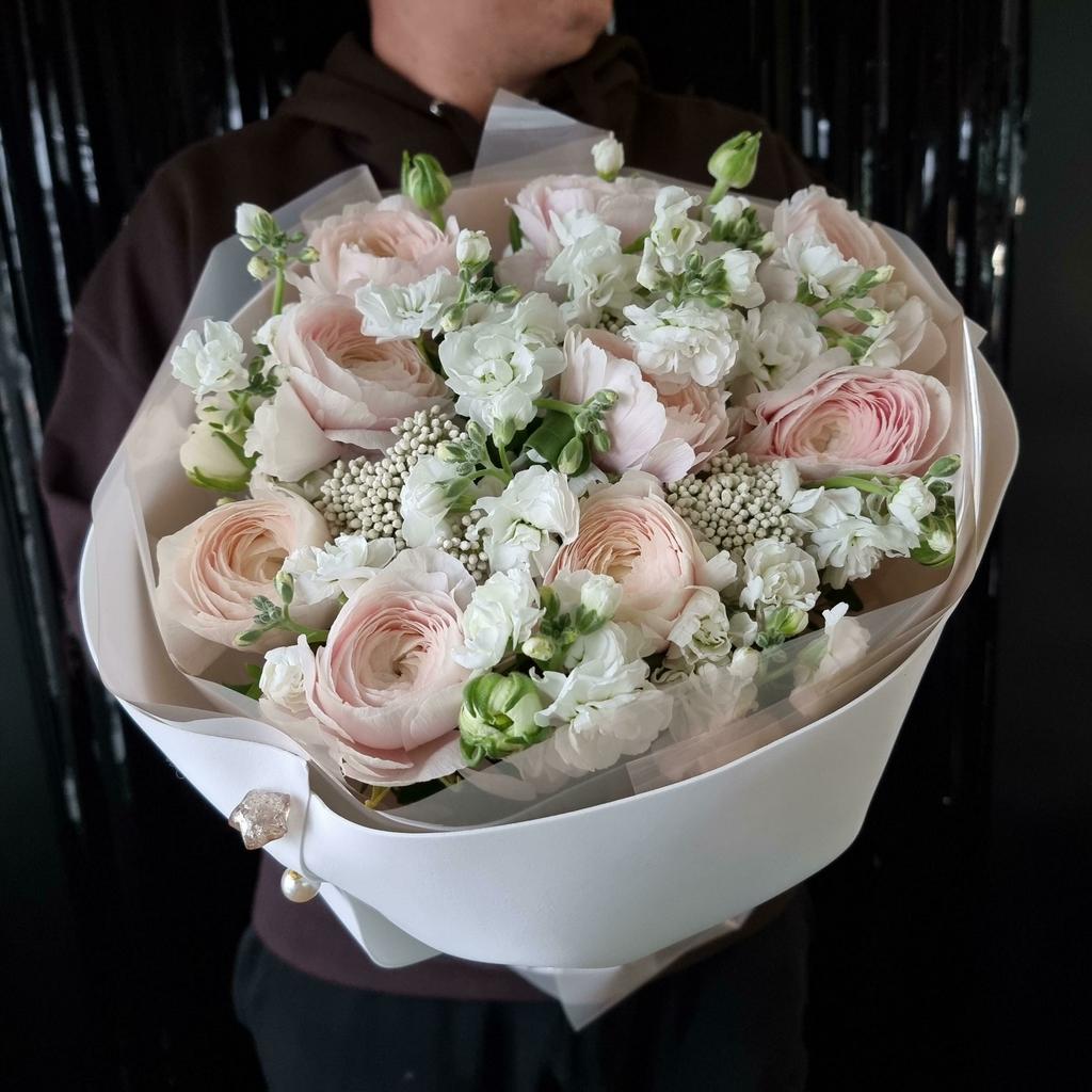 ранункулюсы с белой маттилой