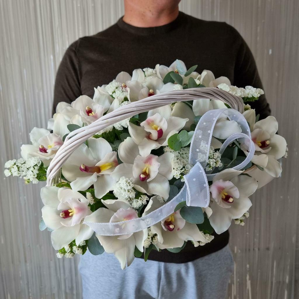 корзина с белыми орхидеями