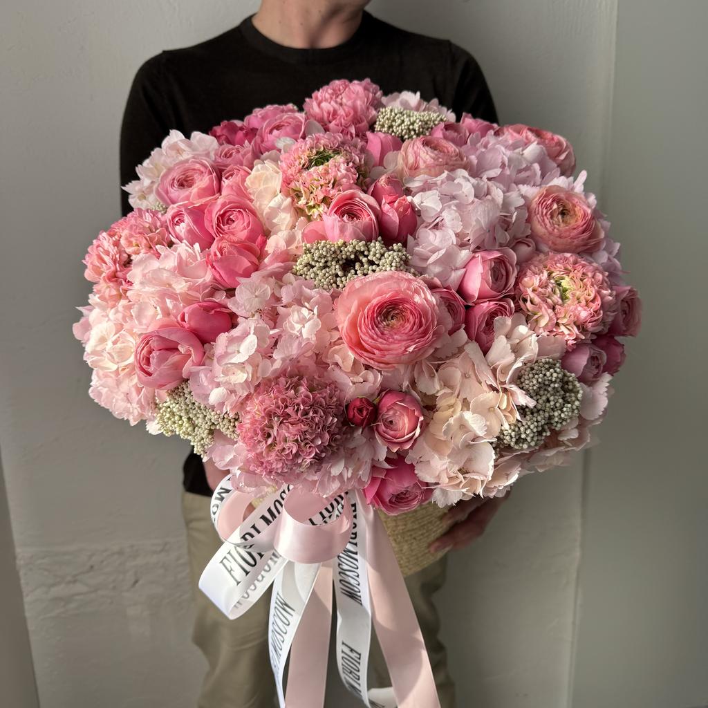 корзина 022 с розовыми ранунукулюсами