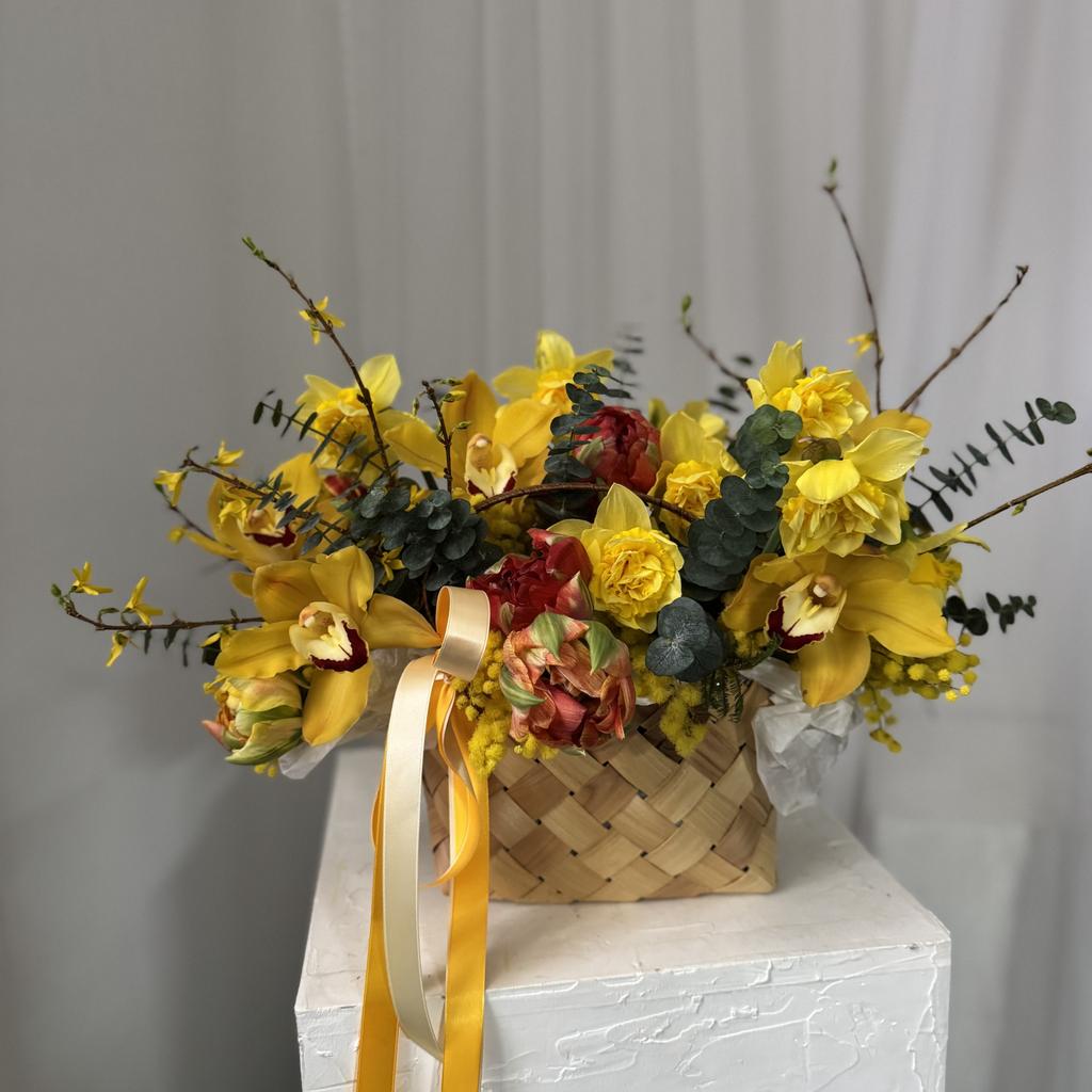 корзина 026 мимоза и тюльпаны