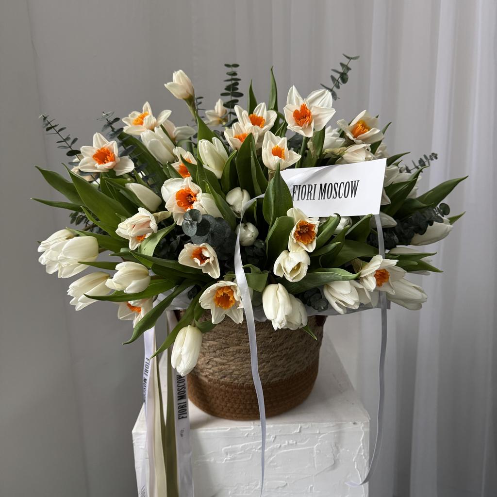 корзина 027 нарциссы и тюльпаны