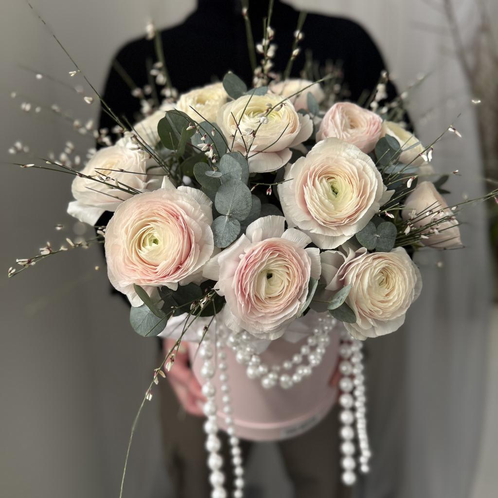 коробочка с ранункулюсами и гинестрой