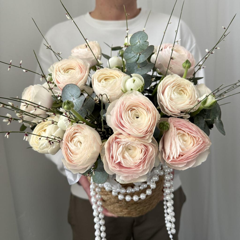 корзина с ранункулюсами и гинестрой