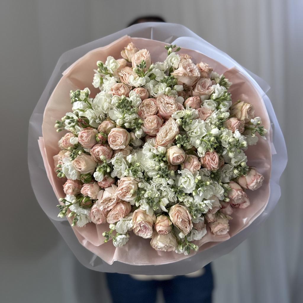 дуэт роза кустовая бамбастик и маттиола белая