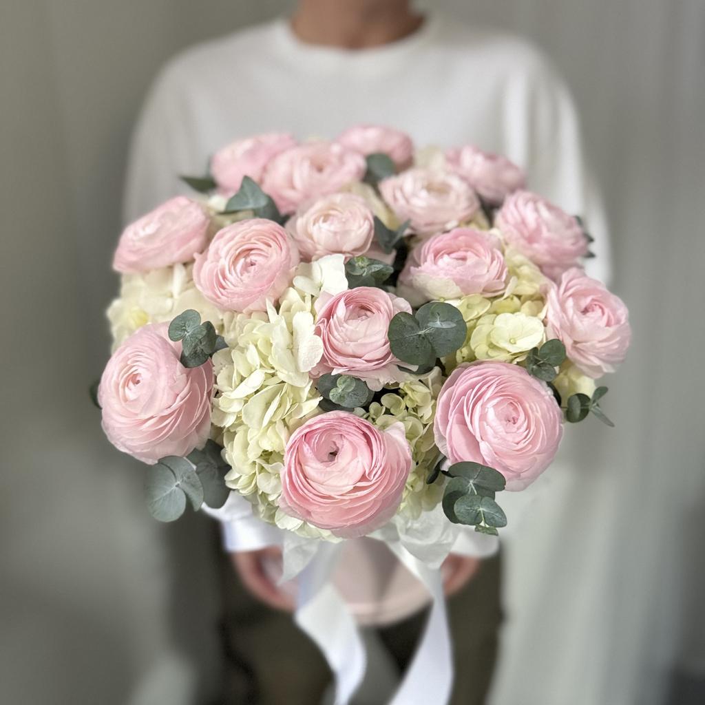 шляпная коробка гортензия и ранункулюс