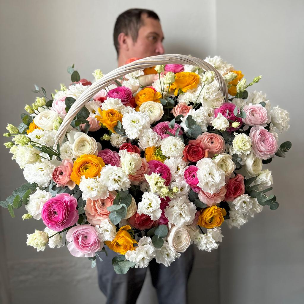 корзина ранукулюсов микс с лизиантусом