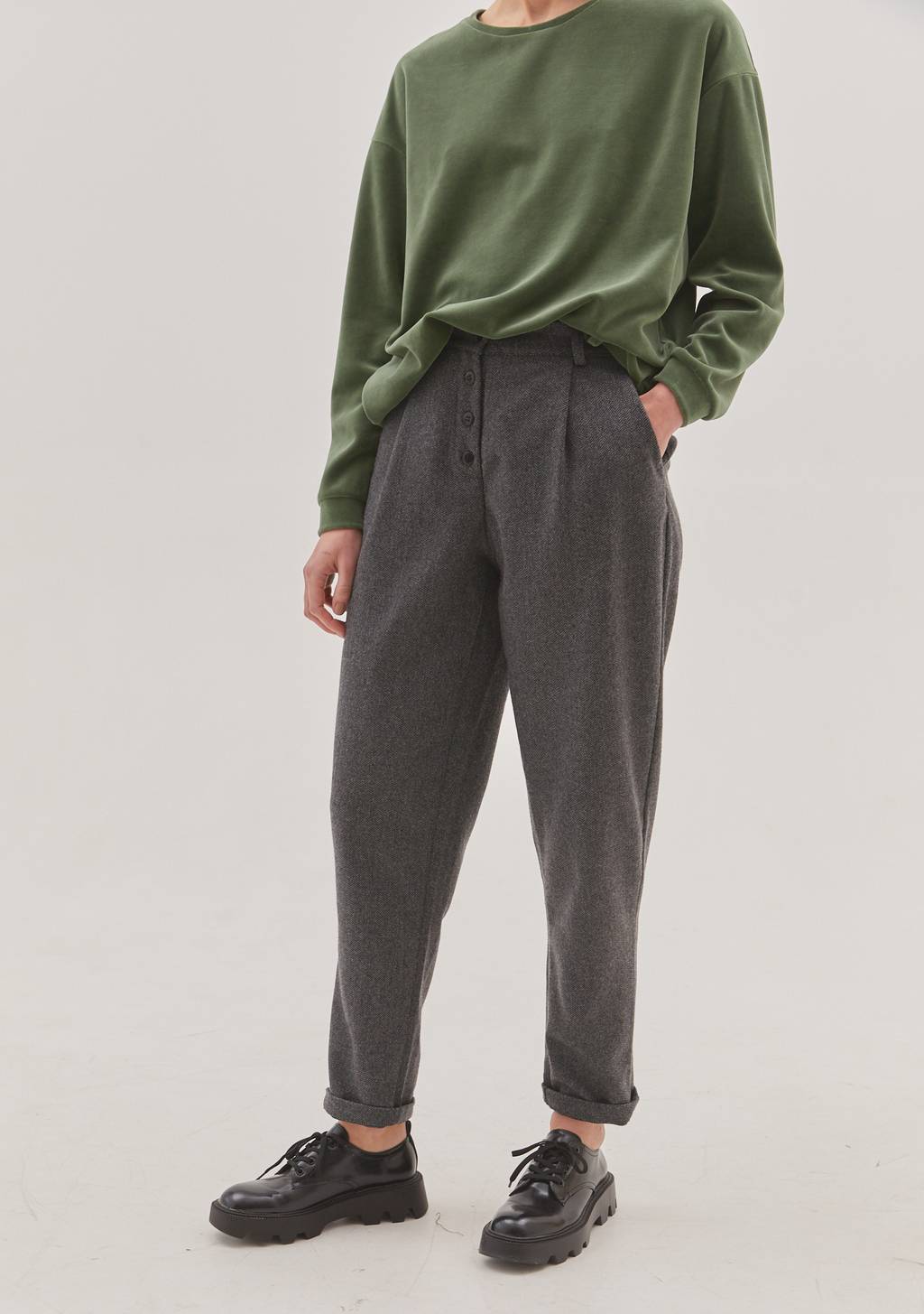Серые брюки в ёлочку из шерсти с хлопком