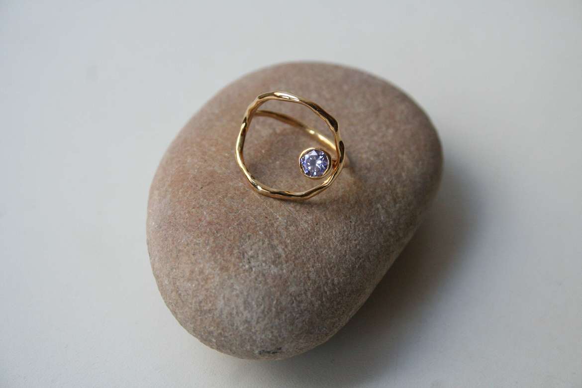 кольцо виток с камнем в бронзе