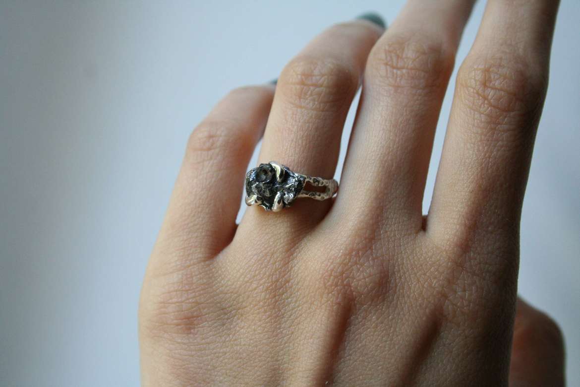 кольцо с метеоритом