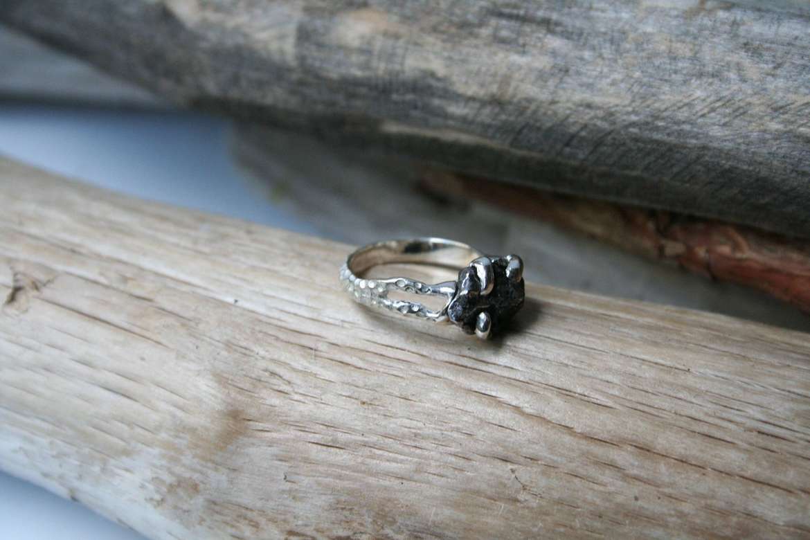 кольцо с метеоритом