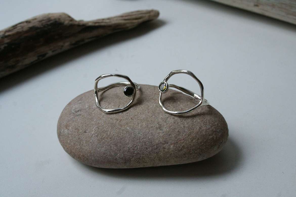 виток с камнем