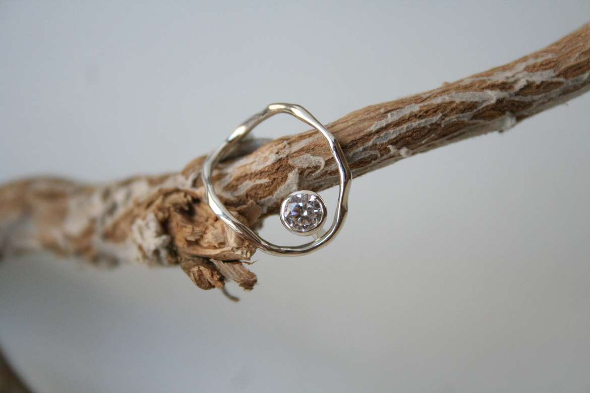 виток с бесцветным камнем