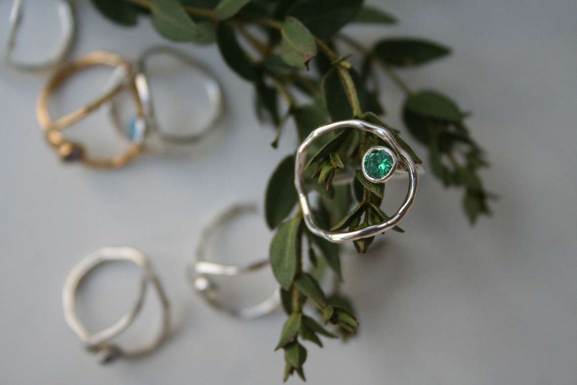 виток с зелёным камнем