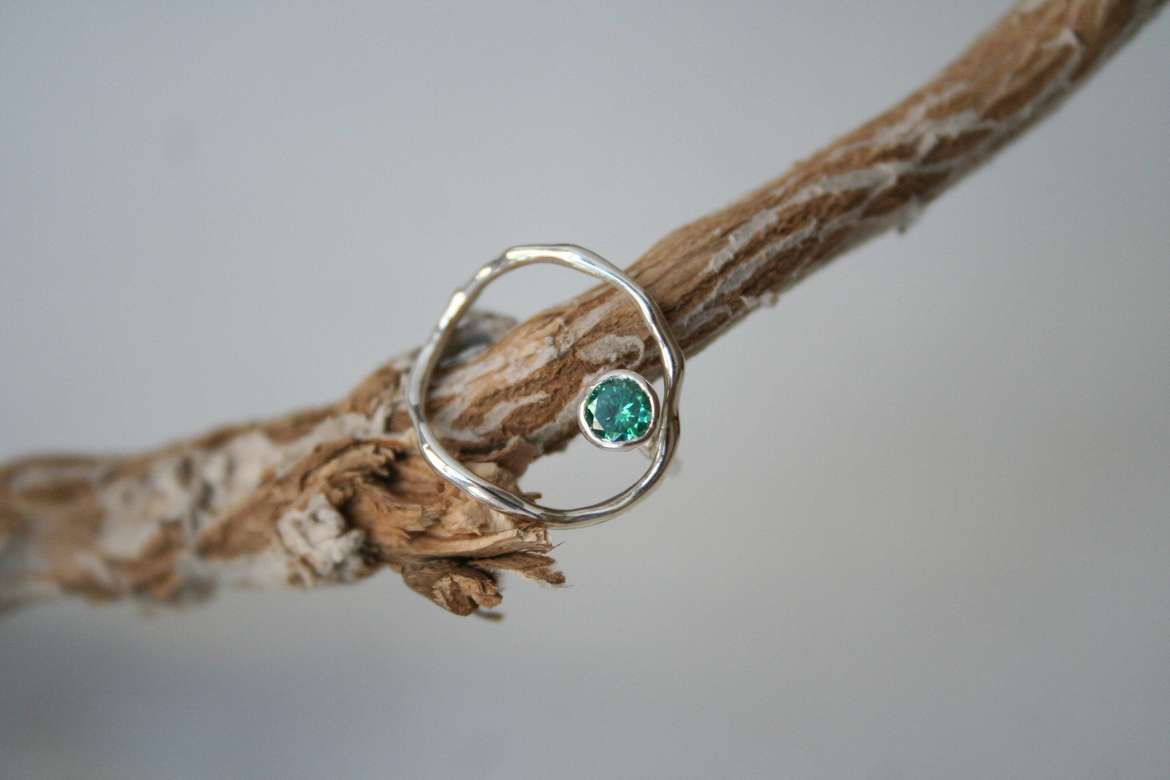 виток с зелёным камнем