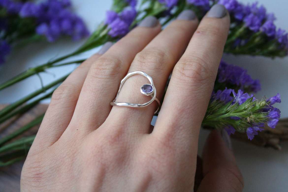 виток с фиолетовым камнем