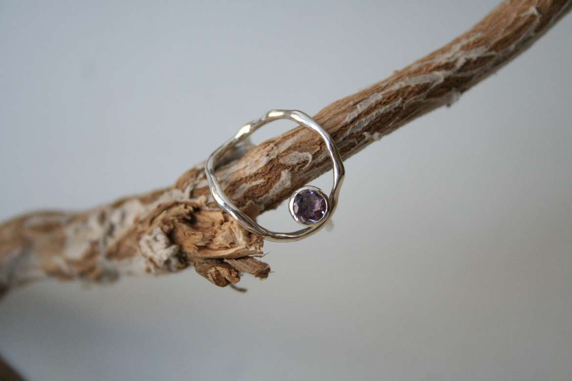 виток с фиолетовым камнем
