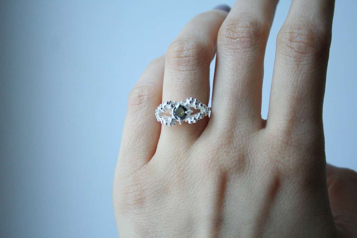 кольцо морская пена с хризолитом