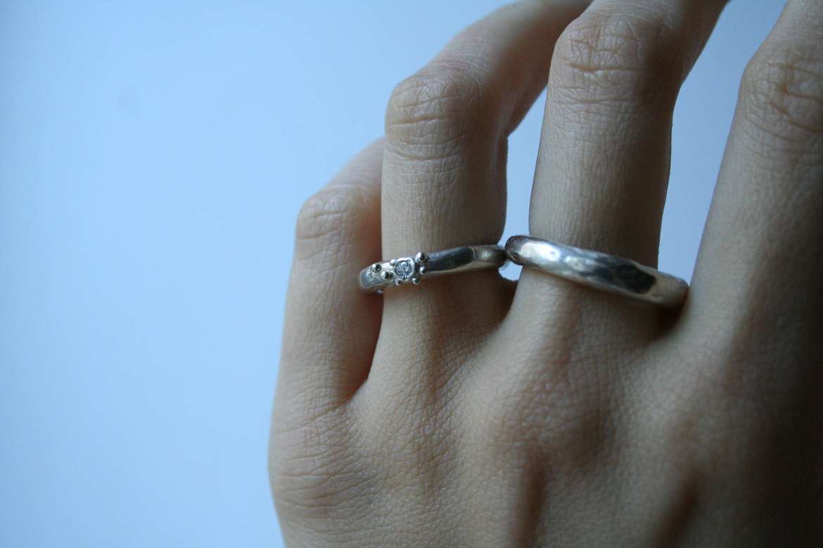 кольцо обруч с маленьким камнем