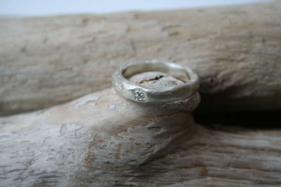 кольцо обруч с маленьким камнем