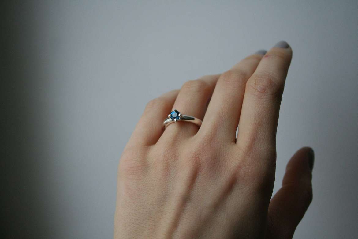 кольцо обруч с большим камнем