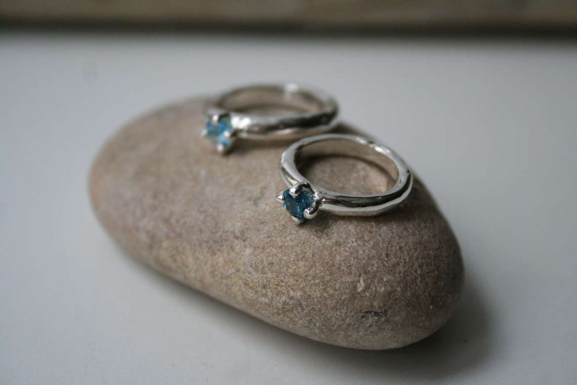 кольцо обруч с большим камнем