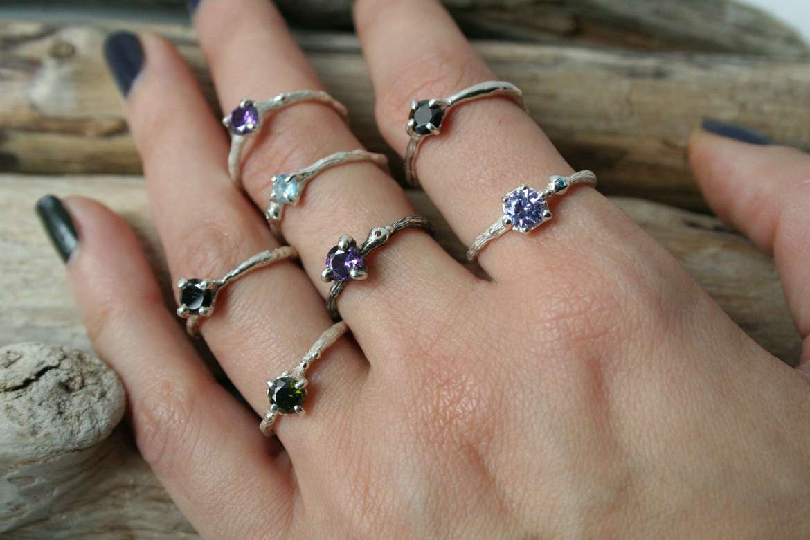 кольцо с каплями и камнем