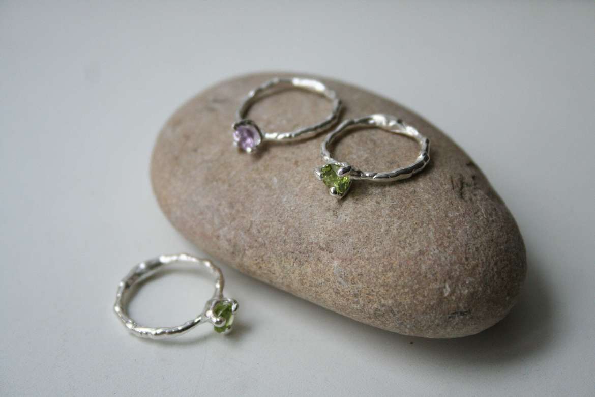 кольцо с каплями и камнем