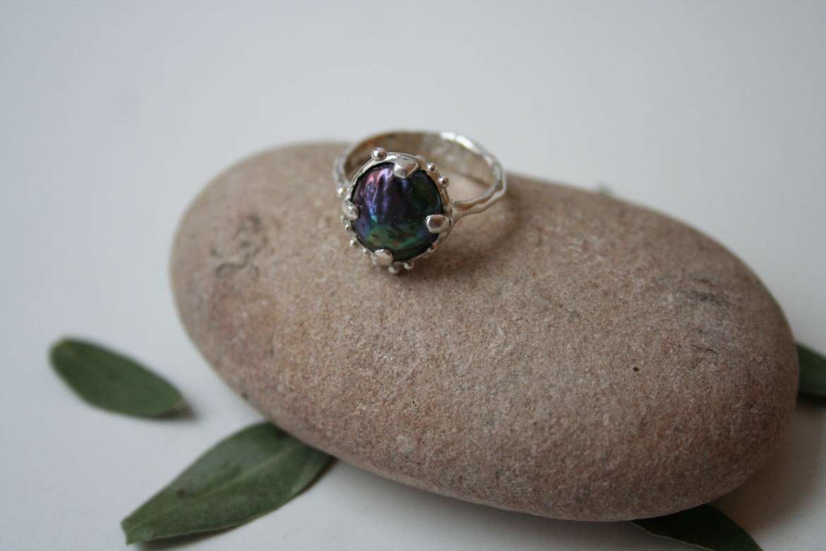 кольцо с тёмным жемчугом