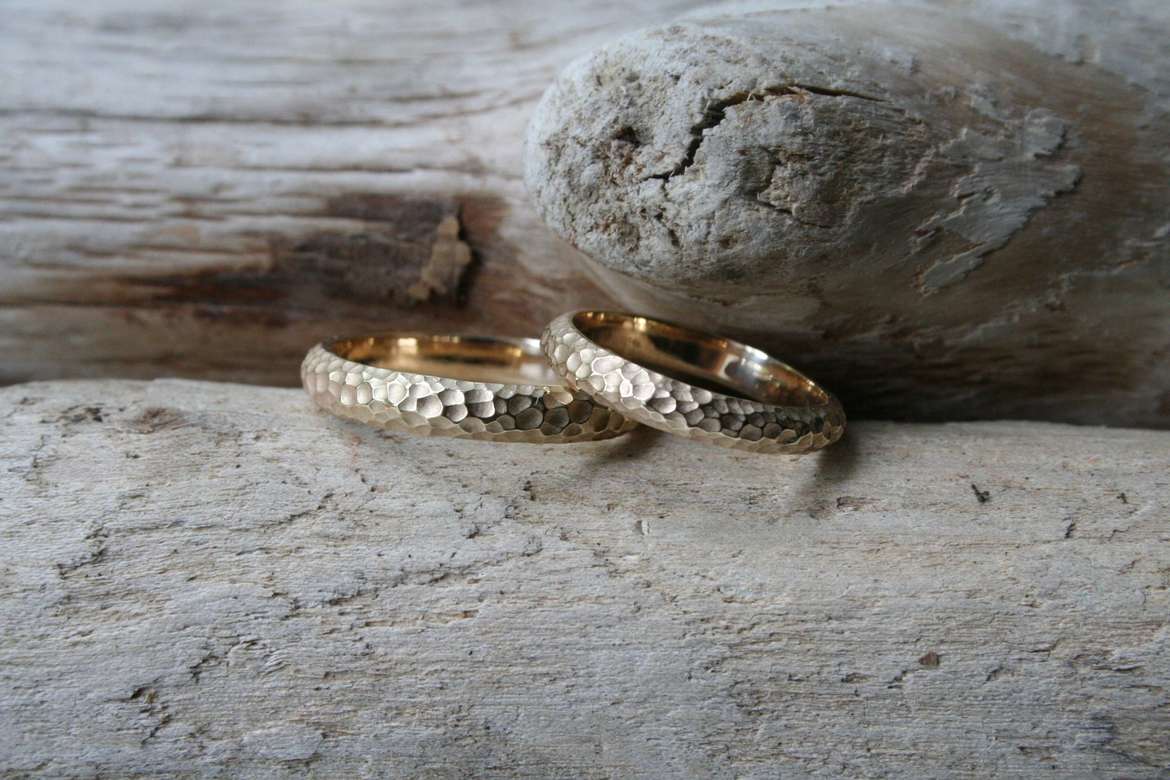 кольца текстура в золоте