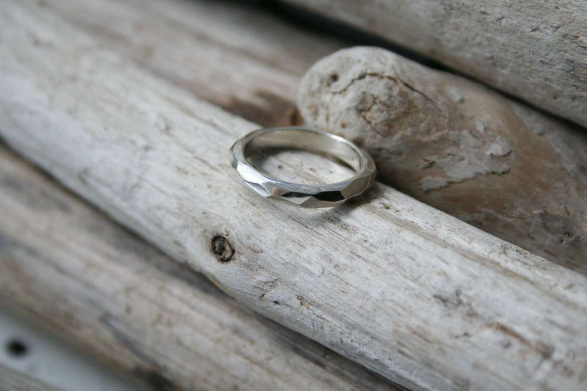 грани в белом золоте