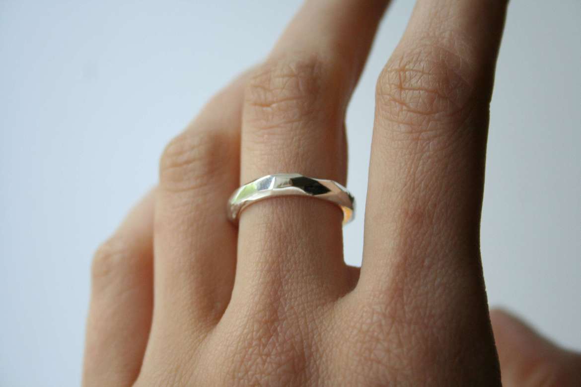 грани в белом золоте