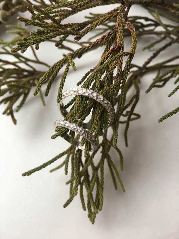 кольца текстура в серебре