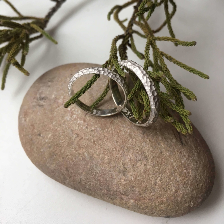 кольца текстура в серебре