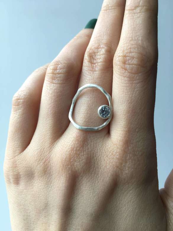 матовое кольцо круг с камнем