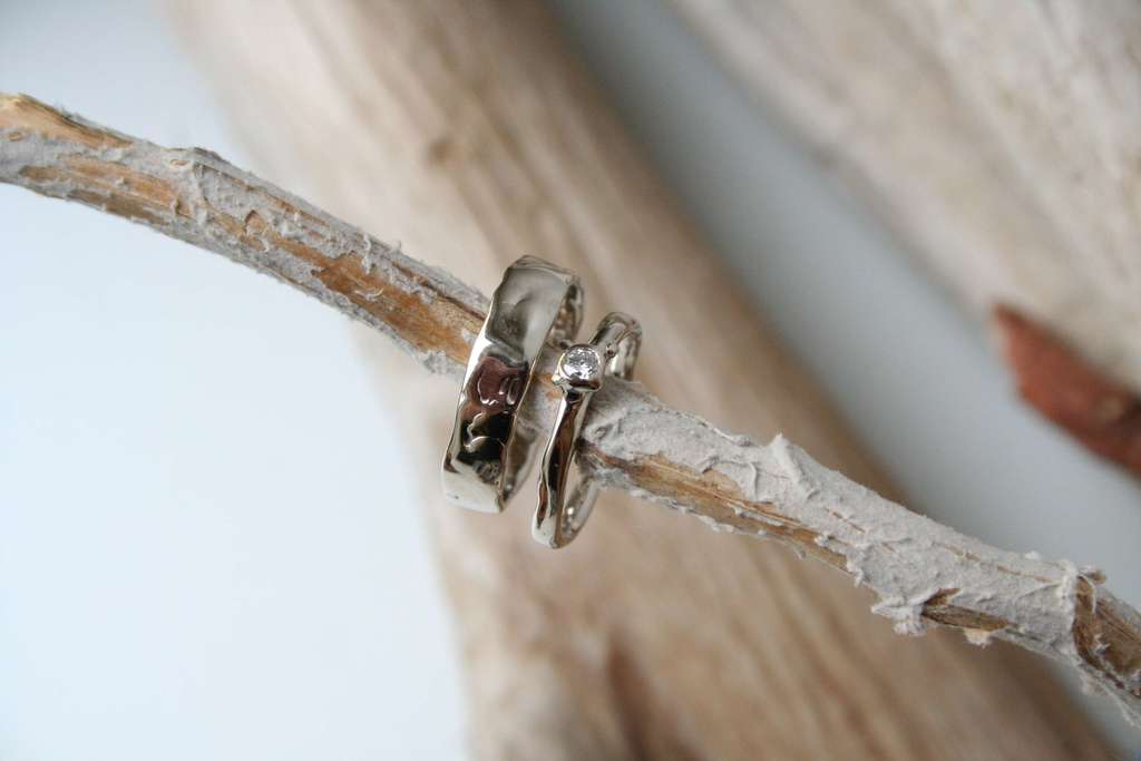 обручальные мягкий металл с камнем