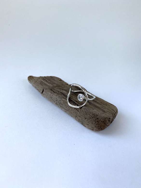 кольцо круг с камнем глянцевое