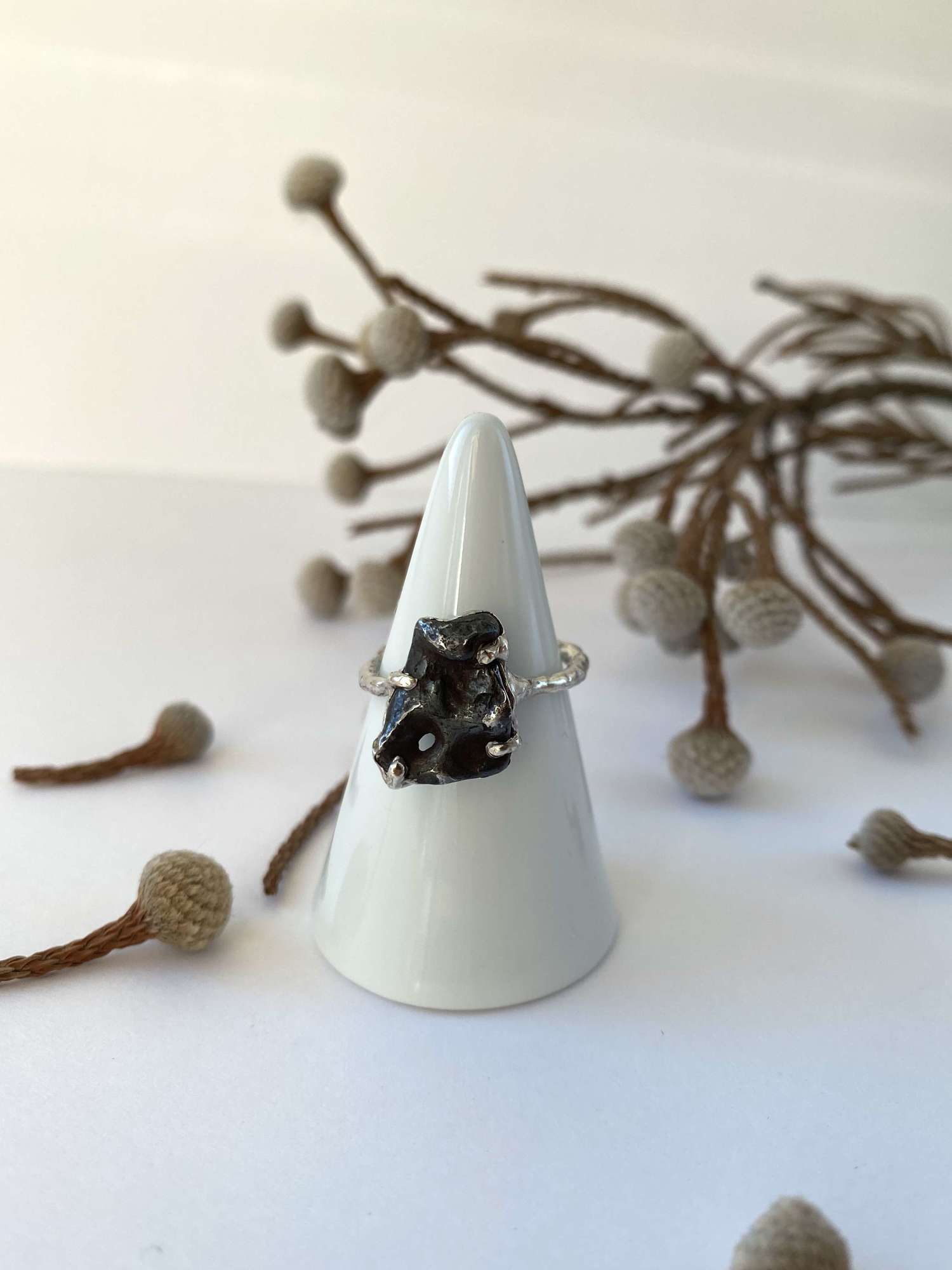 Кольцо с метеоритом