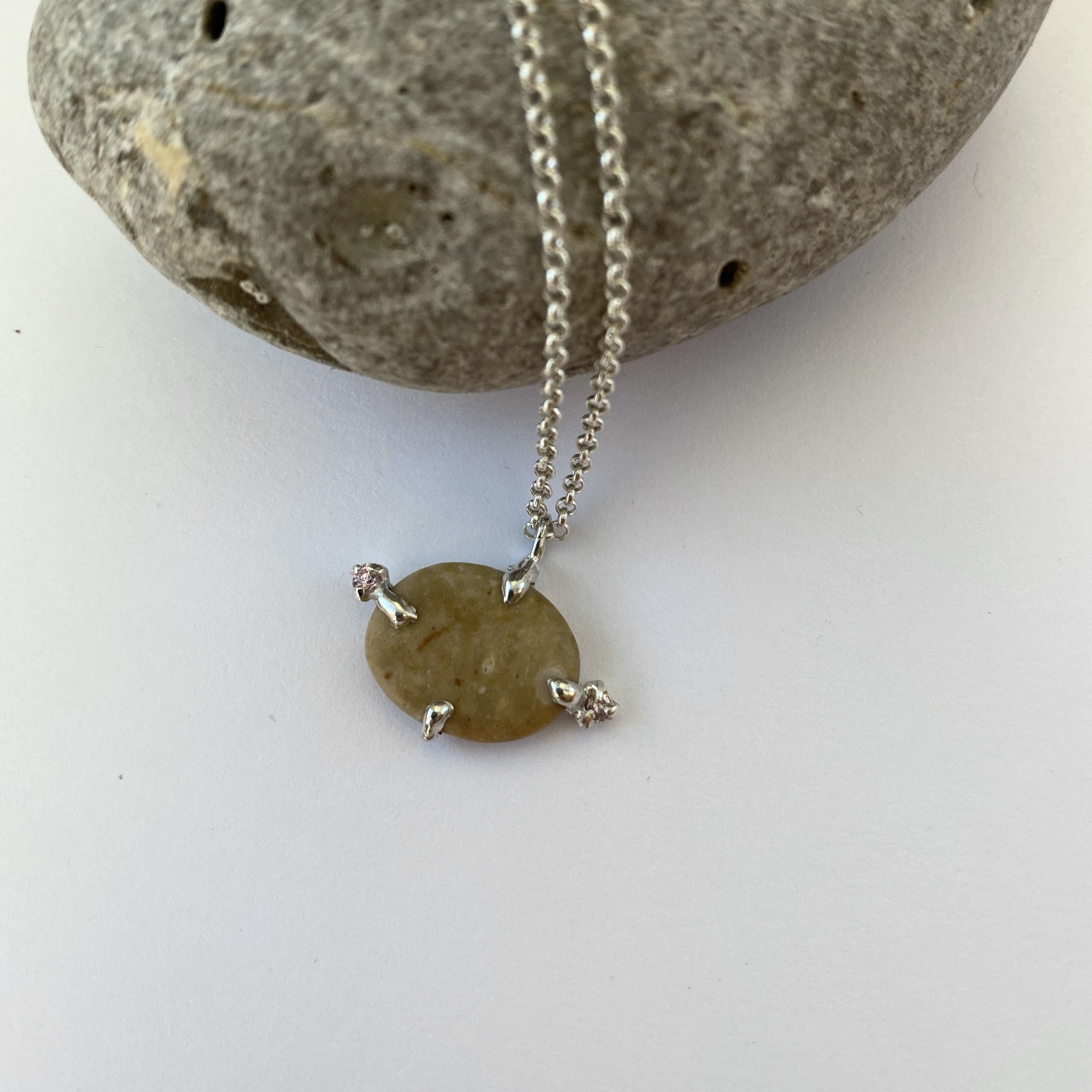 кулон галька с розовым кварцем