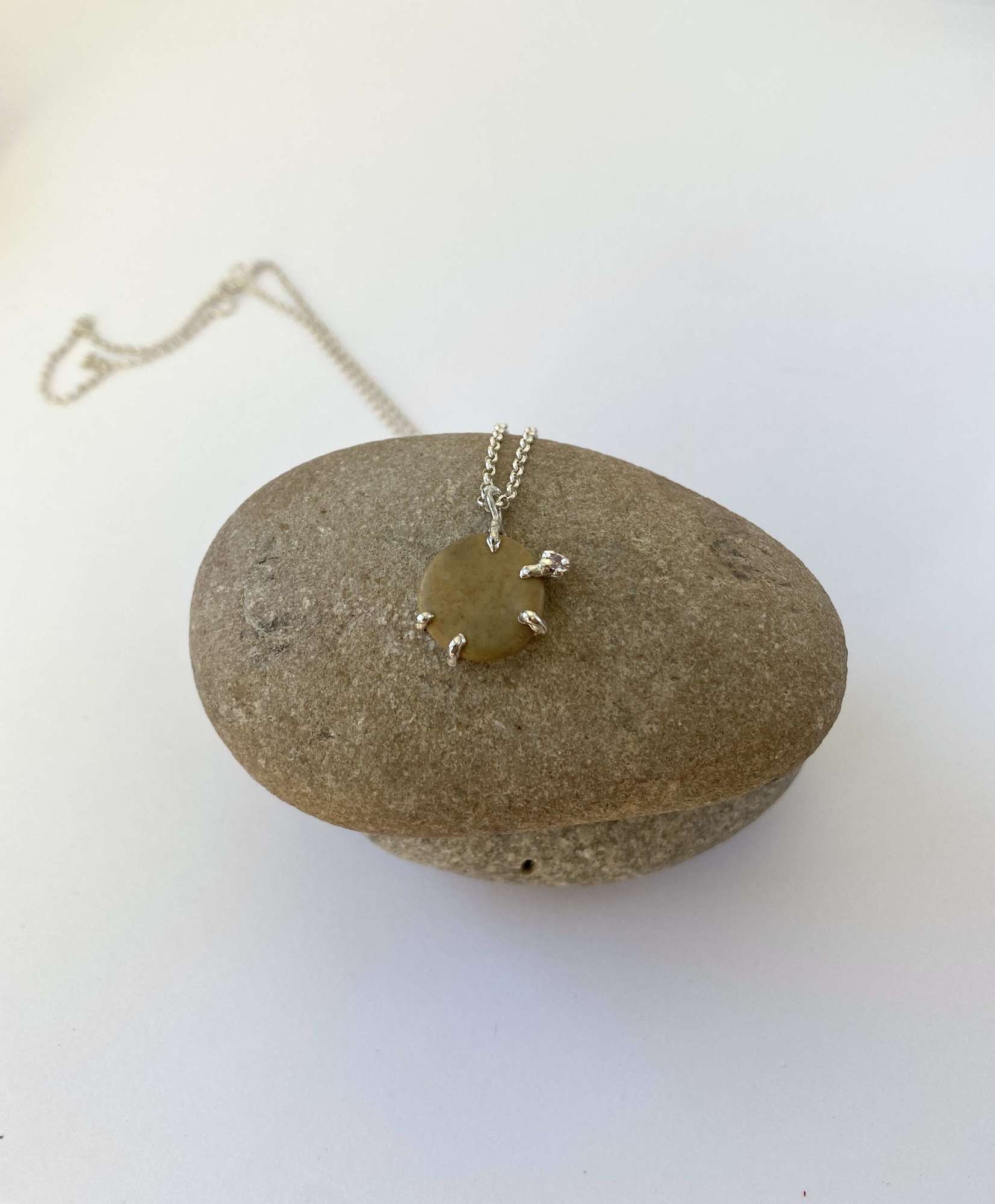 кулон галька с розовым кварцем