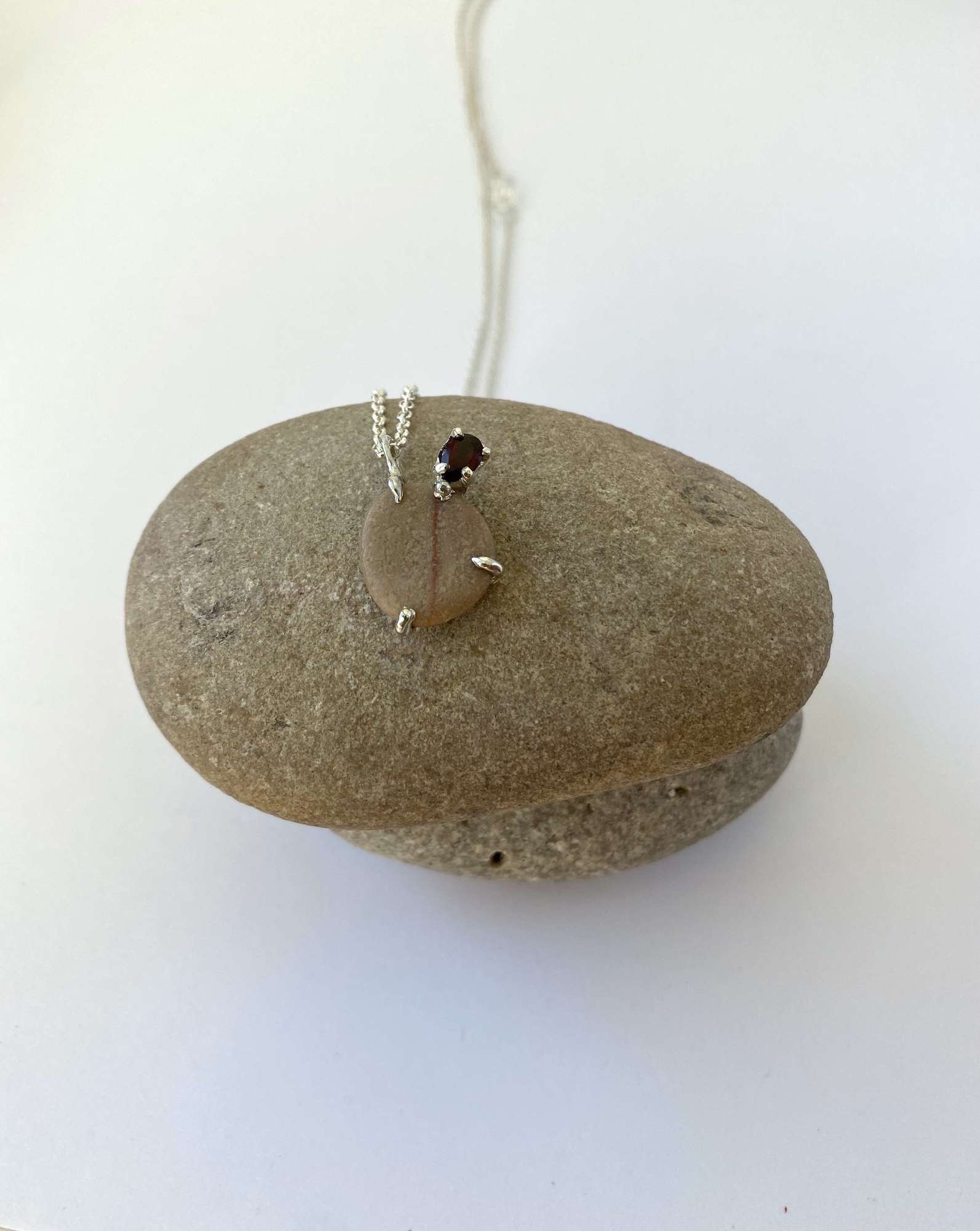 кулон галька с гранатом