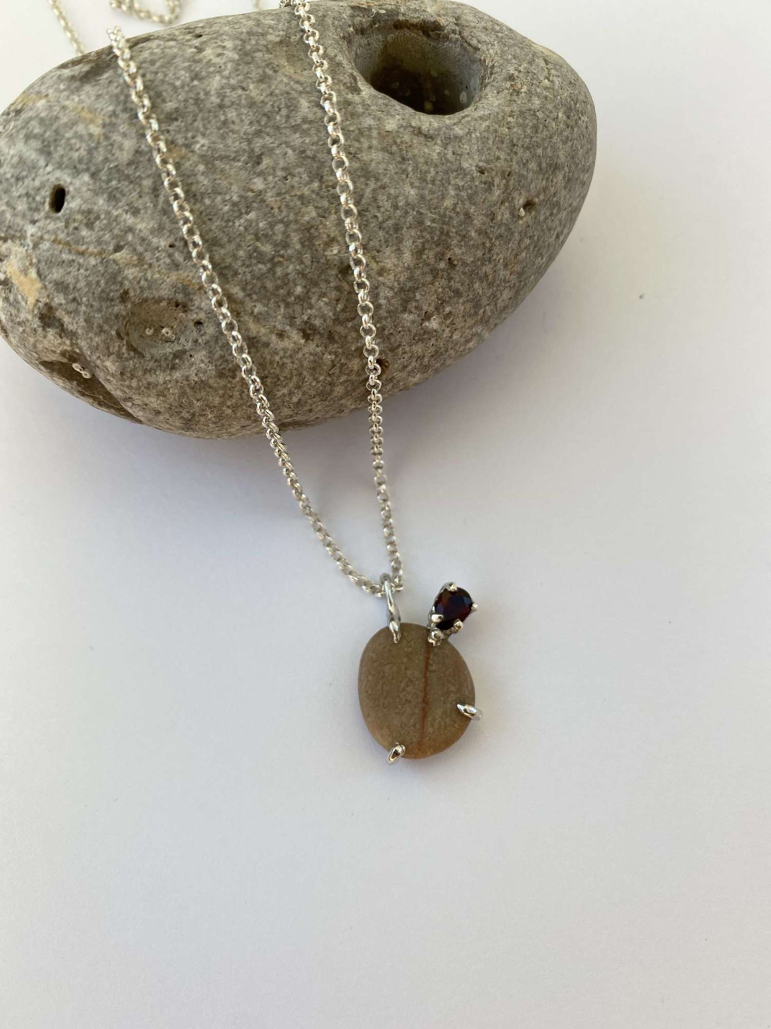 кулон галька с гранатом