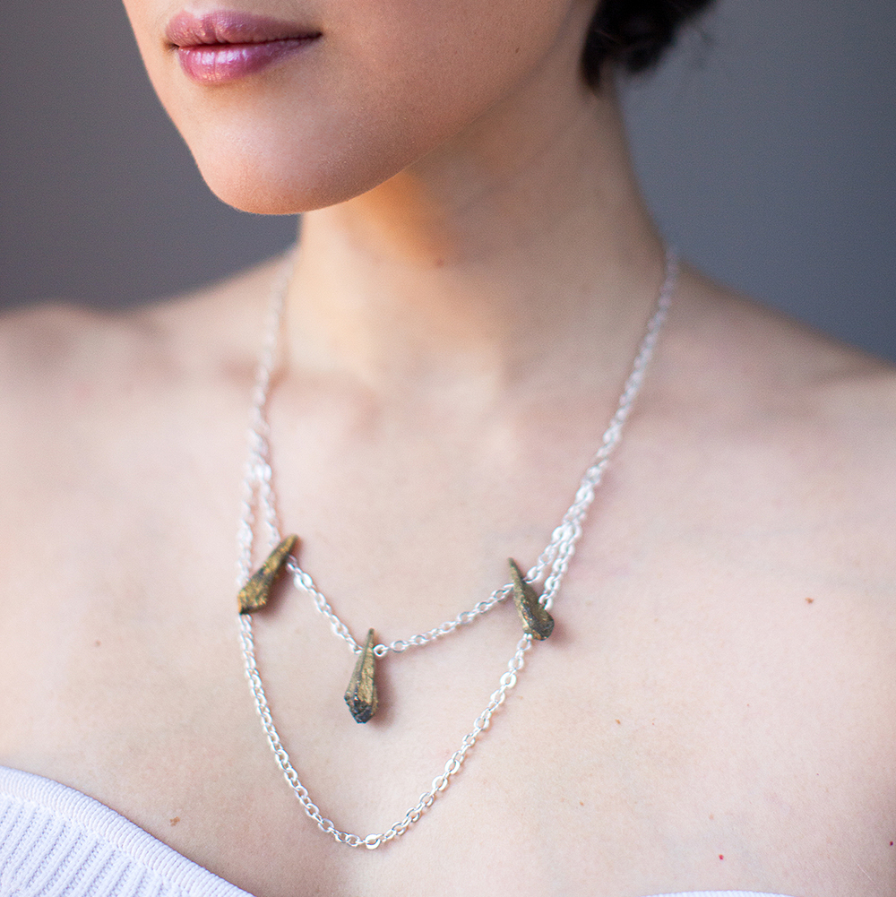 колье с халькопиритом